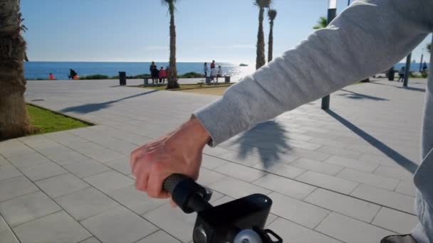 慢动作近距离观看三位朋友连续站在电动车踏板上 利用手机搜索路径和现代科技理念 一起在户外驾驶电动车玩乐 — 图库视频影像