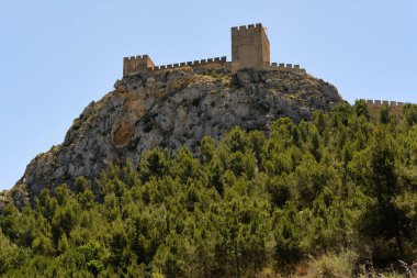 Saksafon Kalesi kayalık dağın tepesinde, Alicante vilayeti, Valensiyalı topluluğu. İspanya