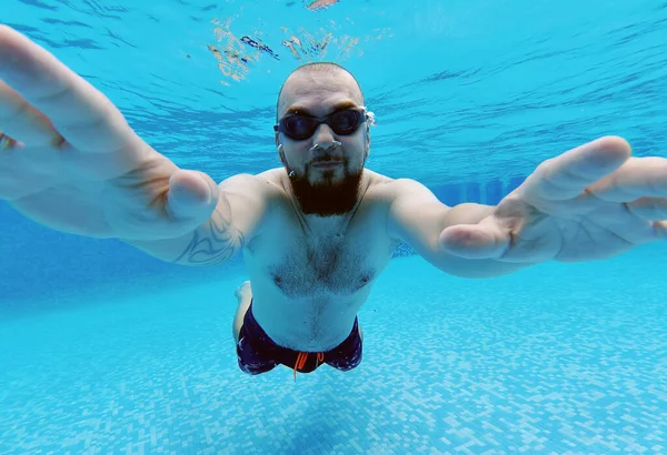 Muž Středního Věku Nosí Brýle Plavky Ponořené Vodě Užívají Letní — Stock fotografie
