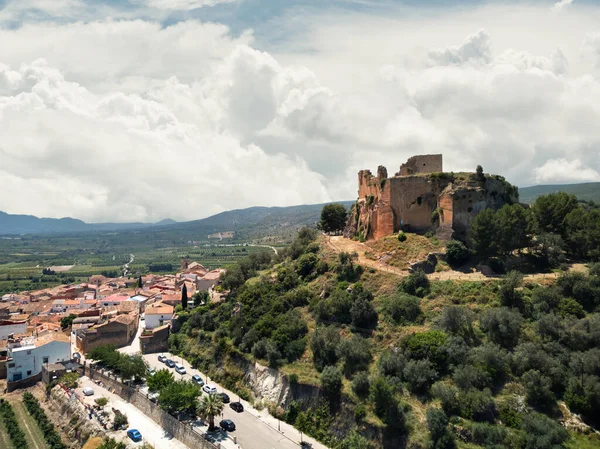 西班牙瓦伦西亚社区科斯特拉市科斯塔卡市 位于山坡上的蒙泰萨城堡的废墟与多云的天空的空中高空摄影无人驾驶飞机的观点 — 图库照片