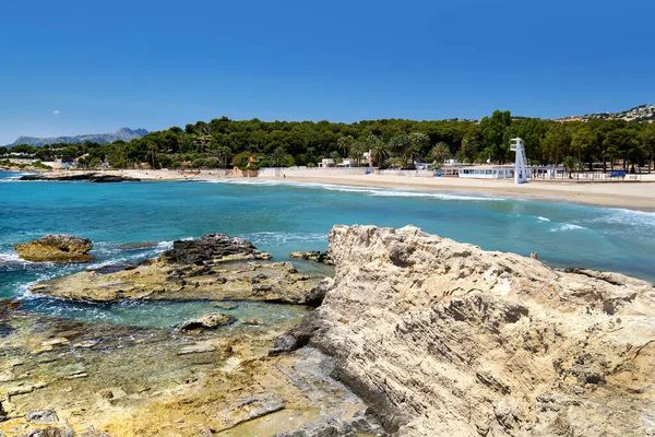 Strand Von Moraira Einem Sonnigen Sommertag Spanische Küstenstadt Spanien — Stockfoto