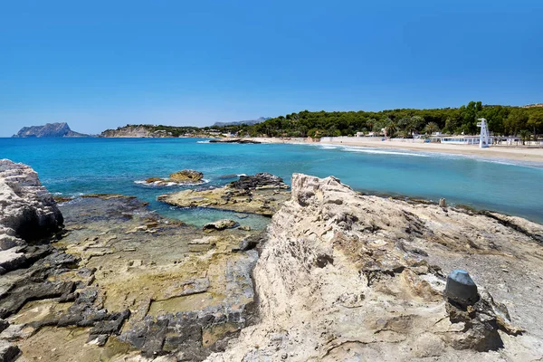 Playa Moraira Durante Soleado Día Verano Pueblo Costero Español España — Foto de Stock