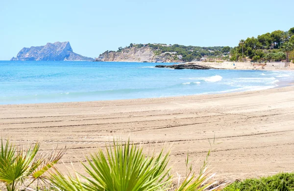 Strand Moraira Alatt Napsütéses Nyári Napon Spanyol Tengerparti Város Spanyolország — Stock Fotó