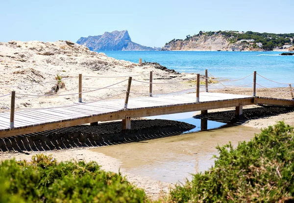 Strand Van Moraira Tijdens Zonnige Zomerdag Spaanse Kustplaats Spanje — Stockfoto