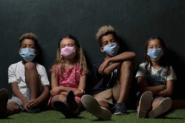 Vier Multinationale Kinderen Dragen Chirurgische Beschermende Doek Gezichtsmaskers School Leeftijd — Stockfoto