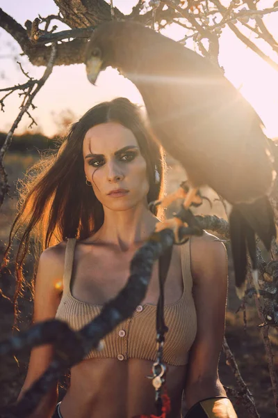 Hermosa Mujer Posando Sobre Naturaleza Con Águila —  Fotos de Stock