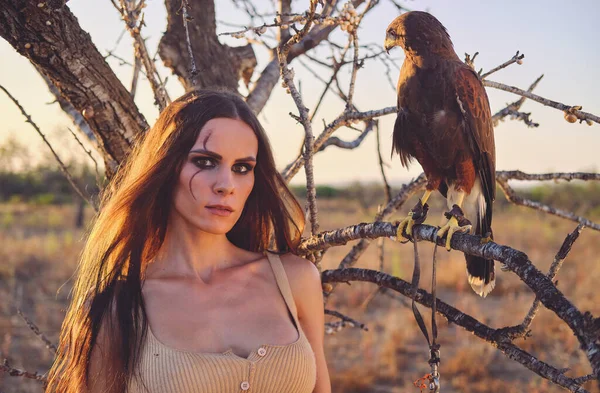 Hermosa Mujer Posando Sobre Naturaleza Con Águila —  Fotos de Stock