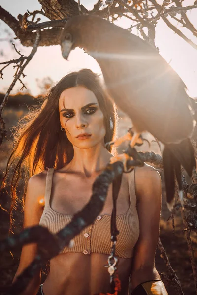 Hermosa Mujer Posando Sobre Naturaleza Con Águila —  Fotos de Stock