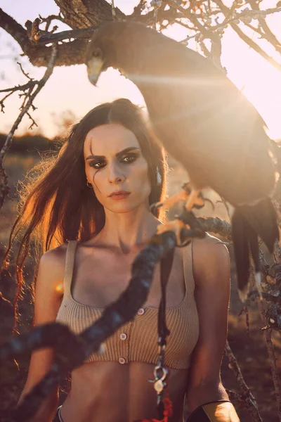 Hermosa Mujer Posando Sobre Naturaleza Con Águila —  Fotos de Stock