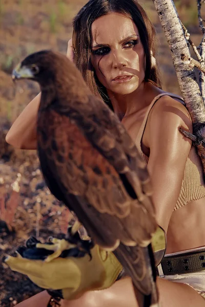 Mooie Vrouw Poseren Natuur Met Adelaar — Stockfoto