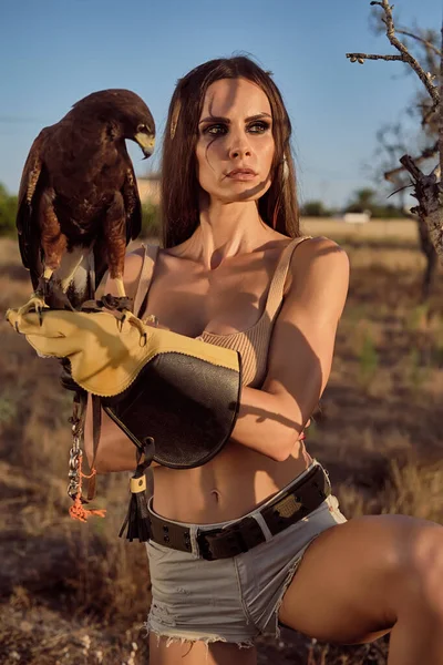 Beautiful Woman Posing Nature Eagle — Stock Photo, Image