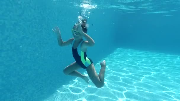 Kleines Mädchen 10S Tragen Schwimmbrille Badeanzug Der Blaues Transparentes Wasser — Stockvideo