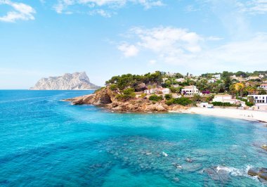 Akdeniz turkuaz körfezi Benissa İspanya tatil köyü. Kumsalda beyaz kum, yamaçtaki evler. Alicante ili, Costa Blanca, İspanya
