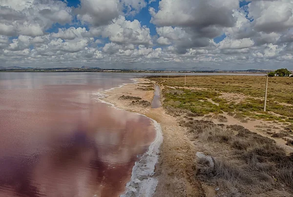 Vackert Flygfoto Saltsjön Torrevieja Soliga Dag Moln Återspeglas Saltat Vatten — Stockfoto