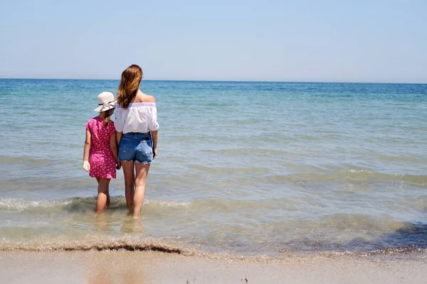 Back View Mother Little Daughter Holding Hands Standing Sea Water — Stock Photo, Image