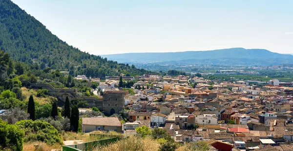 全景图像住宅建筑典型的西班牙村庄 从上方俯瞰Xativa镇的山坡房屋 瓦伦西安社区 西班牙 — 图库照片