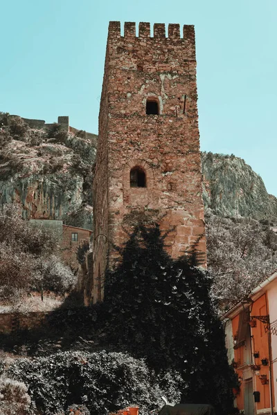 位于西班牙瓦伦西亚Xativa镇上方山丘上的著名历史建筑城堡塔与蓝天的对比 — 图库照片