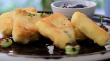 Kızarmış camembert peyniri, kızılcık sosuyla servis ediliyor.