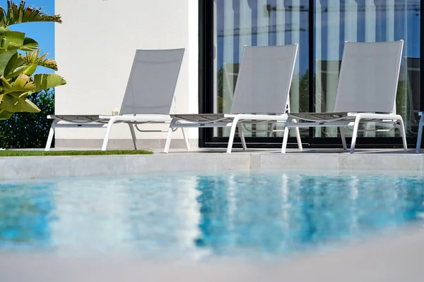 Bord Piscine Chaises Longues Vides Journée Ensoleillée Été Vacances Été — Photo