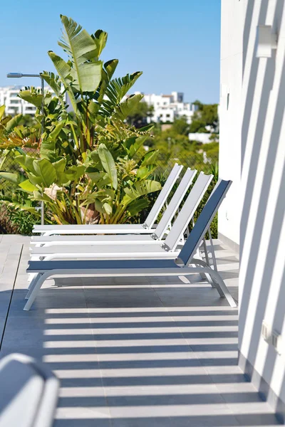 Chaises Longues Blanches Vides Rangée Près Maison Terrasses Vacances Été — Photo