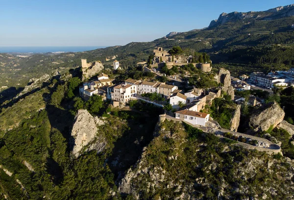 Фотографии Воздуха Castell Guadalest Окрестностей Солнечный Летний День Аликанте Испания — стоковое фото