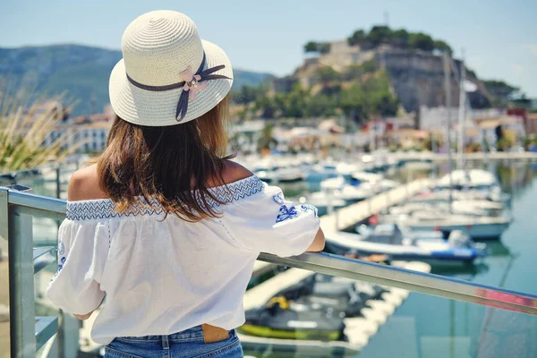 Retrovisore Bella Donna Indossare Cappello Paglia Posa Esterna Sguardo Castello — Foto Stock