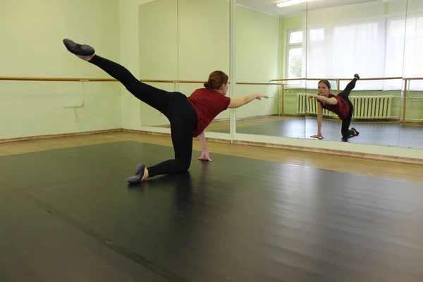 Femme faisant échauffement dans la salle de ballet — Photo