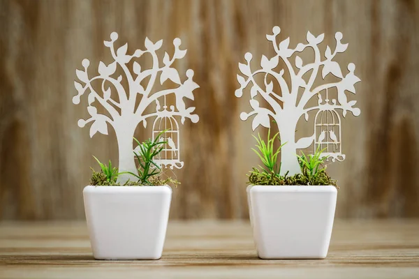 Ahşap ağaç bezemeler ahşap arka plan üzerinde beyaz porselen çiçek tencere lazer kesim