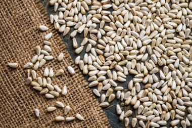 Çuval bezi ve mavi masada organik Aspir