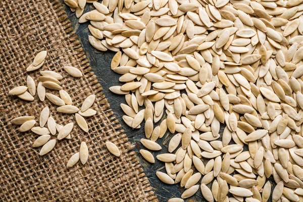 Çuval bezi zemin üzerine Salatalık tohumu