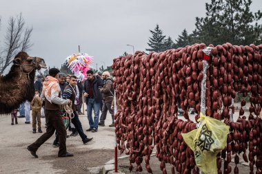 Balıkesir, Türkiye - 1 Mart 2015: deve güreşi Festivali deve eti yapılır sosis