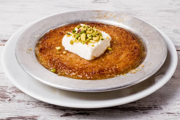 Delicious Traditional Turkish Dessert Kunefe Pistachio Cream — Stock Photo, Image