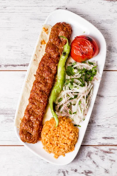 Kebab Adana Servido Con Verduras Verdes Plato Blanco — Foto de Stock