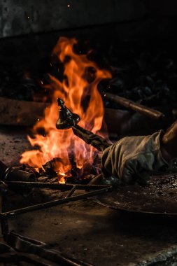 Kalay bakır nesnesiyle ateşte kapsayan geleneksel Türk tenekeci