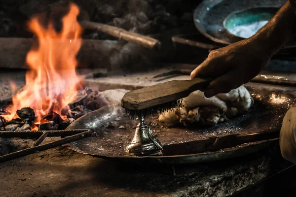 Traditional Turkish Tinsmith Covering Copper Object Tin Fire — Stock Photo, Image