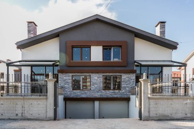 Yeni bir daire sitede garaj ile iki katlı ev inşa edilmiş
