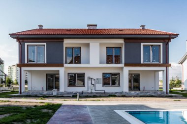 Yeni bir daire site üzerinde iki katlı ev inşa edilmiş