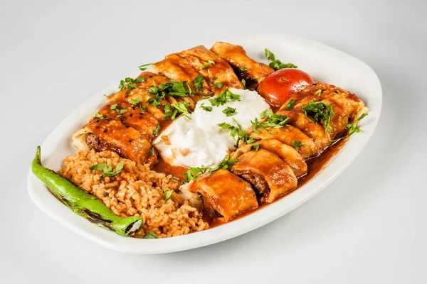 Türk Beytide Kebap pilavın ve yoğurt ile servis