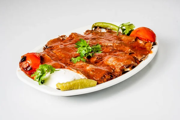 Turkse Vlees Kebab Met Yoghurt Tomatensaus Groene Peper — Stockfoto