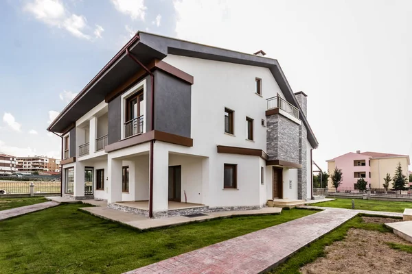 Yeni bir daire site üzerinde iki katlı ev inşa edilmiş