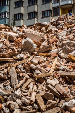 Kentsel yenilenme projesi altındaki eski bir binanın yıkılması sonucu yıkıldı