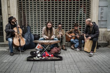 Istanbul, Türkiye - 27 Mart 2014: onların aletleri ile gerçekleştirme sokak müzisyenleri