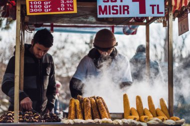Istanbul, Türkiye - 25 Aralık 2011: Street satıcı satış kavrulmuş kestane ve Mısır