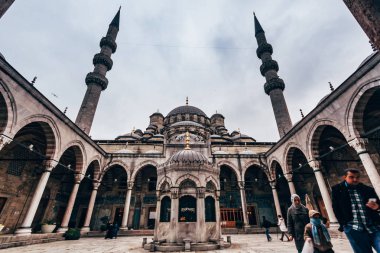 Istanbul, Türkiye - Aralık 23, 2012: Turistler ve ziyaretçiler Yeni Camii önünde