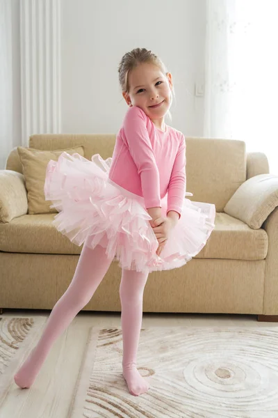 Маленька Мила Балерина Щасливим Обличчям Вдома Ліцензійні Стокові Зображення
