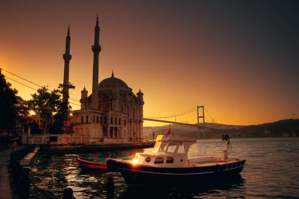 Vista da Mesquita Ortakoy de Sea Side — Fotografia de Stock