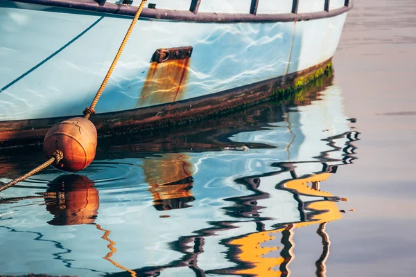 Kleurrijke reflecties van de boten op het Water Rechtenvrije Stockafbeeldingen