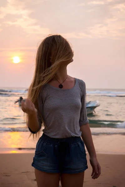 Günbatımı arka planındaki kız — Stok fotoğraf
