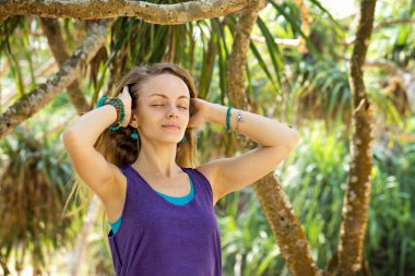 kadın palmiye ağaçları altında