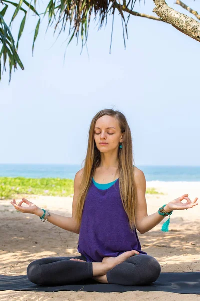 Meditation unter Palmen — Stockfoto